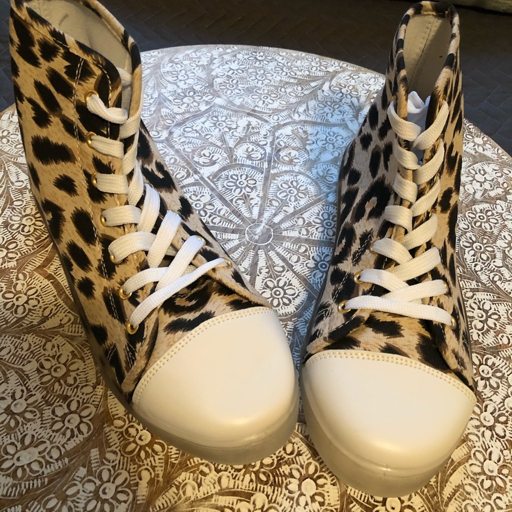 NWT Unique & Chic Leopard Print High Top Sneakers - Picture 12 of 15